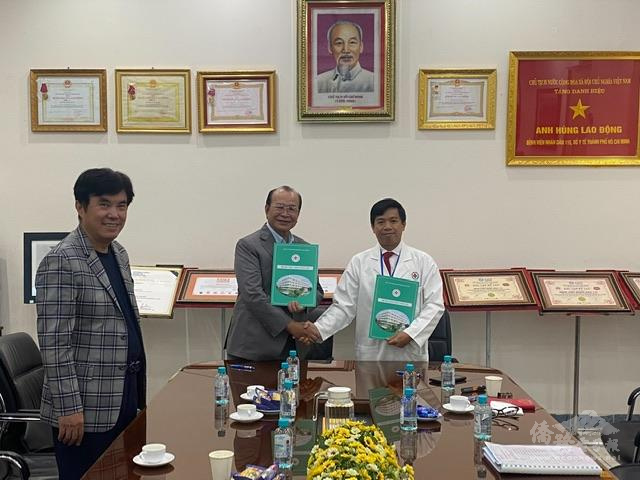 胡志明市臺商會會長袁濟凡（中間）115 人民醫院院長Bs Bau（ 右）理事張建元（左）