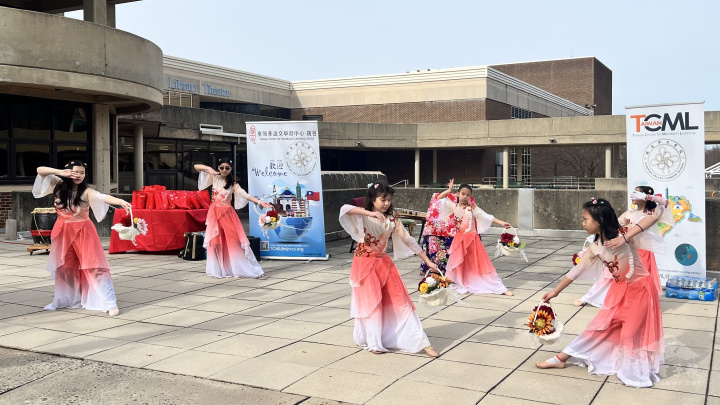 民族舞蹈由名師趙明娜指導，學生舞姿優雅多姿，獲得來賓熱烈喝采