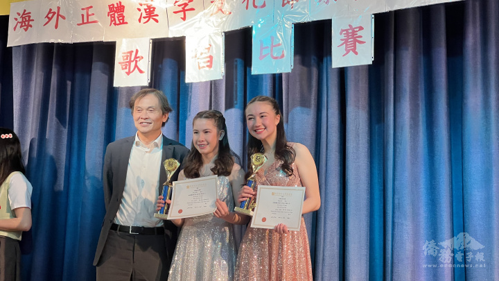 戴松昌(左)頒獎給高年級雙人組第一名，北新中文學校邱立敏、何莉安