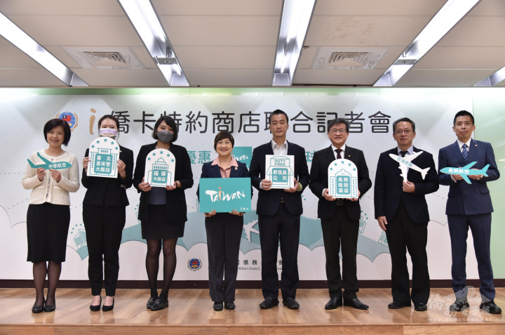 徐佳青(左4)與i僑卡特約商店代表一起推廣「i 僑卡」