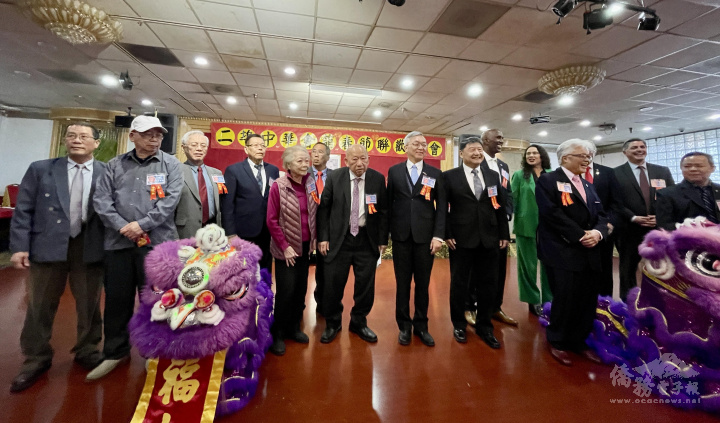 左七陳榮良主席，左八朱永昌副處長與中華會館委員攝於春宴