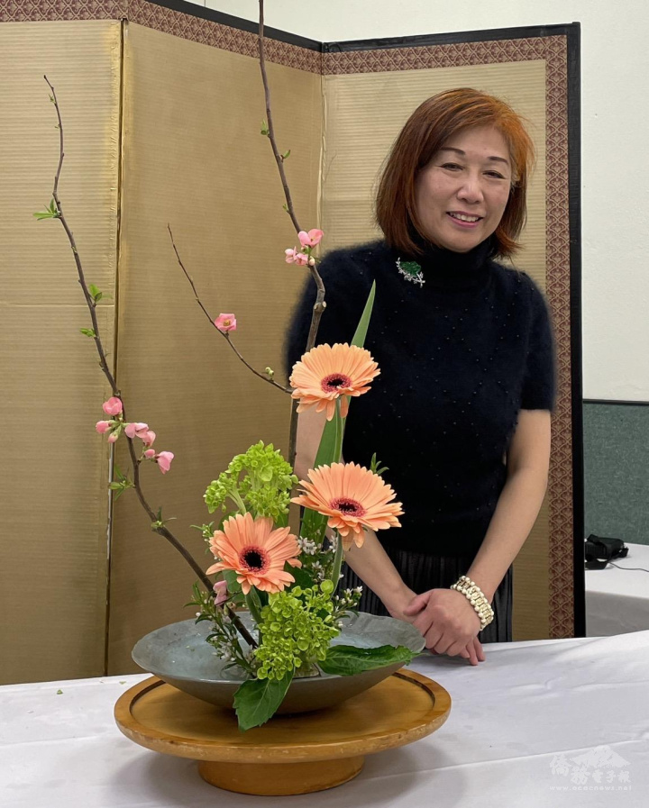 僑務顧問賴惠玫開幕式展示小原流花藝