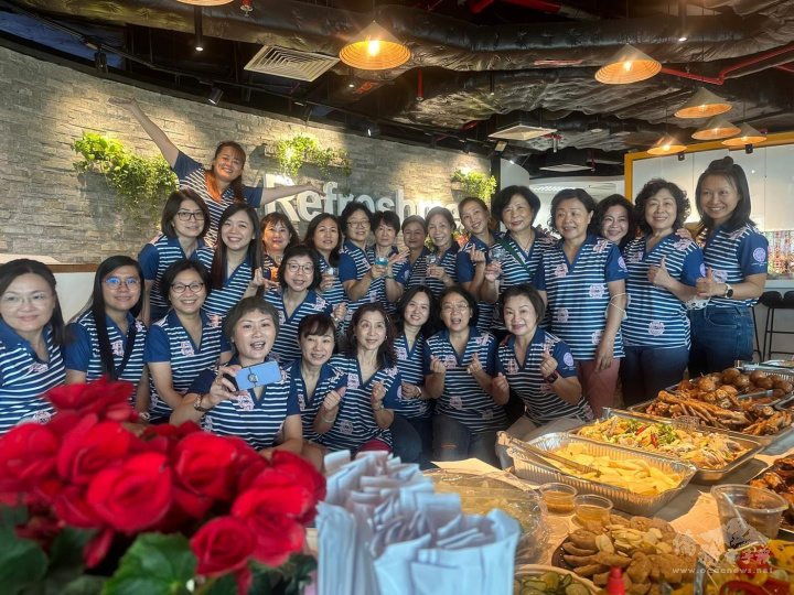 世界華人工商婦女企管協會越南分會會員合影