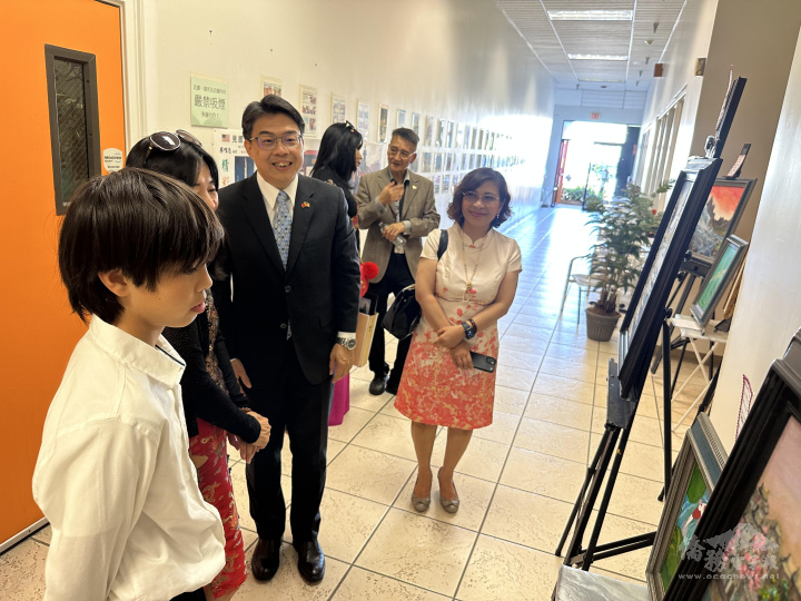 Guests were invited to the art exhibition provided by artist Grace Liu’s studio. Director General Charles Chou and OCAC secretary Maria Liu were amazed by the young artist’s ideas.