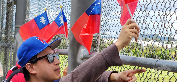 紐西蘭臺灣華夏協會召集的加油團在球場邊插上國旗