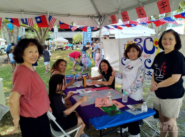 劉敏如(右2)問候參與正體漢字文化節活動志工涂清珍老師及校長陳又綾