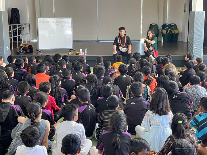 小學生們聚精會神聽桑布伊講述臺灣原住民的故事