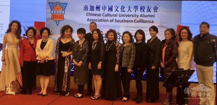 校友會新卸任會長及全體理事合影