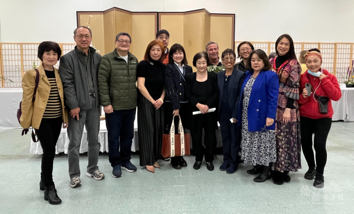 聖地牙哥小原流大師Akiko Bourland（右七）、橙僑中心主任蕭蓓如（左六）、僑務委員謝家樹（左三）、僑務諮詢委員傅家康（左二）、僑務顧問賴惠玫（左四）、葉芸青（右四）及陳玫秀（右二）