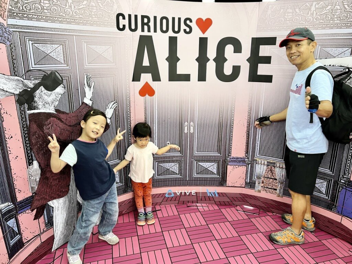 高雄捷運鹽埕埔站2號出口的「O2元宇宙體驗館」現有VR作品「好奇的愛麗絲」，清明連假期間吸引不少民眾攜家帶眷到場參觀。（高雄市經發局提供）