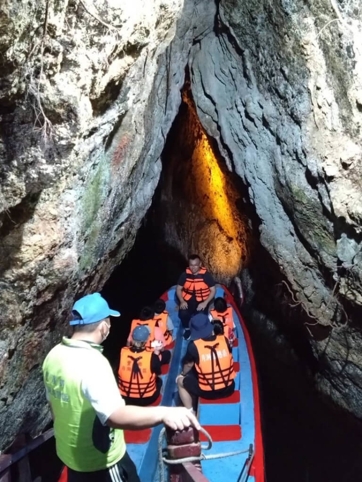 花蓮縣豐濱鄉月洞遊憩區可觀察到無尾葉鼻蝠等珍貴稀有種，不同的季節有不同的蝙蝠棲息、繁衍及生殖育幼，鄉公所19日試辦蝙蝠生態教育推廣活動。（豐濱鄉公所提供）