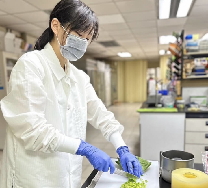 屏東縣檢驗中心新增目前國際最快速的化學質譜農藥快篩檢驗技術，除傳統411項農藥殘留檢驗外，還有198項高風險農藥檢測項目，縣府皆補助5成檢驗費用。（屏東縣政府提供）