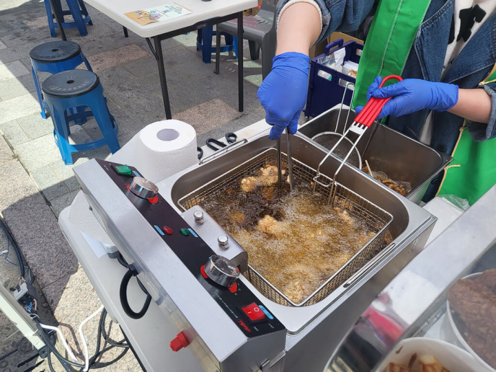 孫德良自行研發冷凍包裝鹽酥雞配方，帶給韓國人全新「台式炸雞」體驗。（萬川號提供）