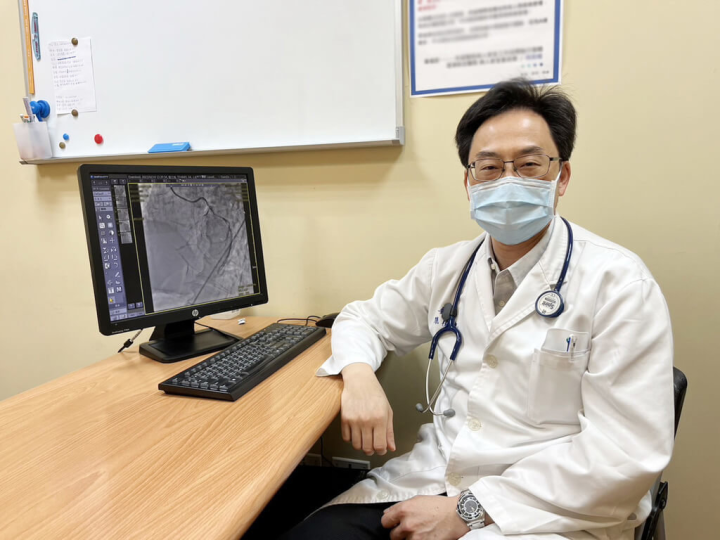 台中市68歲男子上腹陣痛、噁心想吐以為急性胃炎，服用胃藥症狀未緩解，澄清醫院中港院區醫師孫德光（圖）表示，經檢查為心肌梗塞，安排進行心臟血管繞道手術。（醫院提供）