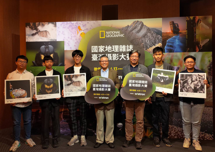 「國家地理」雜誌中文版總編輯李永適（右3）及緯創資通董事長林憲銘（右4）共同宣布2023「國家地理」雜誌台灣攝影大賽開放徵件，並與2022年大賽青少年組得主合影留念。