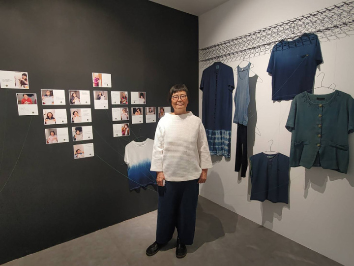 「我們在家 廣慈社宅公共藝術」計畫邀請藍染藝術家楊偉林進駐創作，8日推出展覽「靛繼」，透過採集社區居民舊衣，以藍染為象徵生命片段的衣裳上色；展場也特別展出居民照片，透過絲線連結經藍染的舊衣，讓觀者能循線一窺衣物故事。