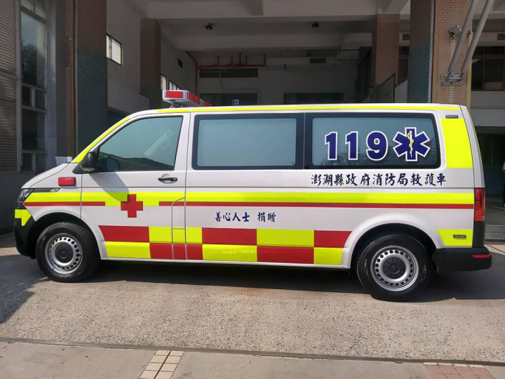 台北市謝姓市民10日跨海捐贈一部價值新台幣260萬元的救護車給澎湖縣消防局，縣府表示，將配置七美離島服勤，提升緊急救護品質。（澎湖縣消防局提供）