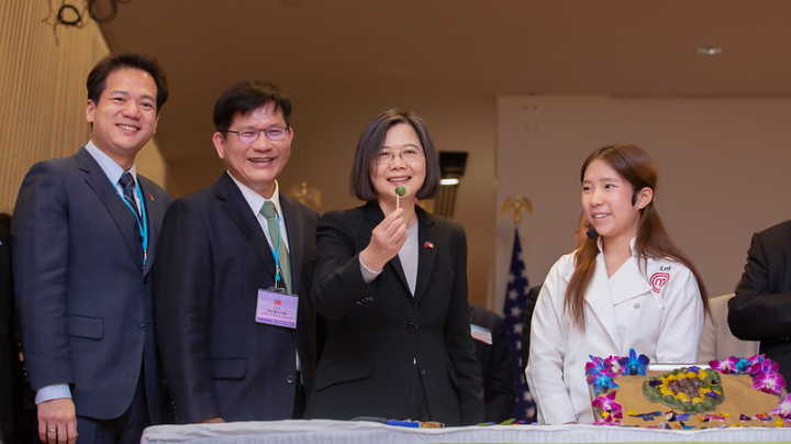 President Tsai meets Taiwanese chef Liya at the TECO in New York.