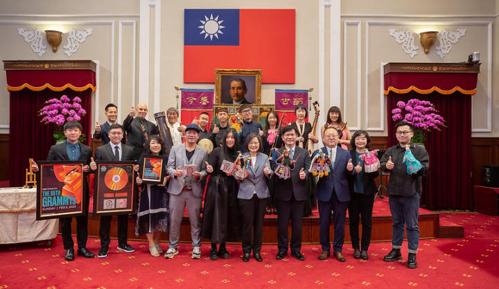 總統與「第65屆葛萊美獎淡蘭古道唱片專輯團隊」合影