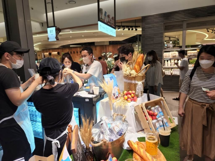 來自台灣的無酒精啤酒味乳清飲料BeRule獲選2023年韓國最佳新商品大賞，於韓國百貨公司舉辦試飲活動。（王婷嘉提供）