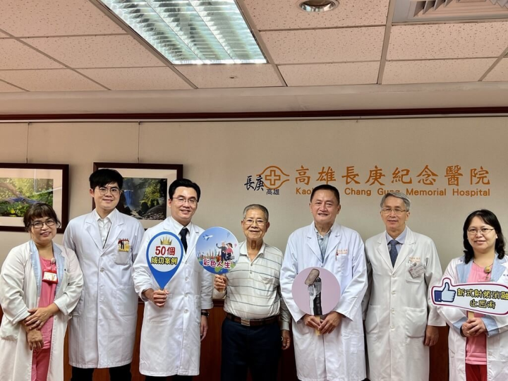 高雄長庚紀念醫院12日舉辦「新型內視鏡射頻燒灼止血術」記者會，大直腸外科副主任李克釗（左3）率醫療團隊說明新型內視鏡射頻燒灼術臨床應用與效果。（高雄長庚紀念醫院提供）