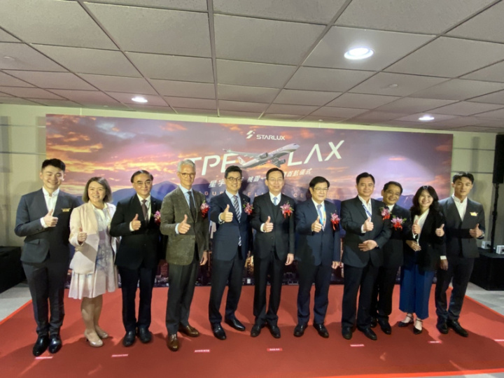 星宇航空26日首航美國洛杉磯，在桃園機場二航廈D1登機門舉辦剪綵儀式，星宇航空執行長翟健華（左5）、民航局長林國顯（左6）、桃園國際機場公司董事長楊偉甫（左7）、關務署台北關關務長方國賢（左3）、美國在台協會副處長柯傑民（Jeremy Cornforth）（左4）等人出席。