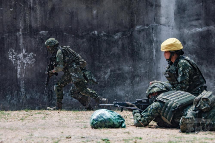 步訓部執行「地面部隊雙人、伍戰鬥射擊訓練」。（軍聞社記者黃劭恩攝）