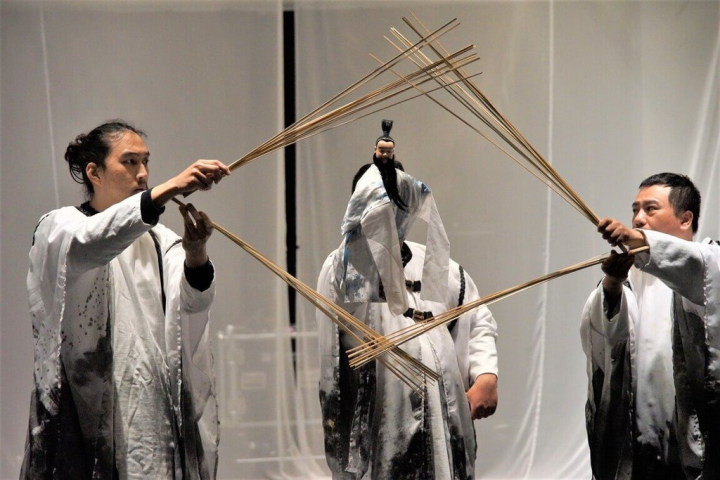  真快樂掌中劇團推出新戲「壵」，以放大戲偶突破布袋戲演出框架，探索英雄真義，4月14日至4月16日在台灣戲曲中心小表演廳演出。（傳藝中心提供）