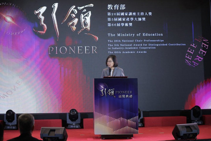 總統出席「教育部第26屆國家講座主持人獎、第5屆國家產學大師獎暨第66屆學術獎頒獎典禮」，並致詞