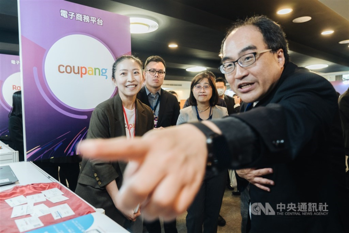 Director Leu (right) expressed excitement for Coupang Global Marketplace bringing Korean business opportunities to Taiwanese sellers, joined by DOED Commissioner Chun-An Chen (second left).