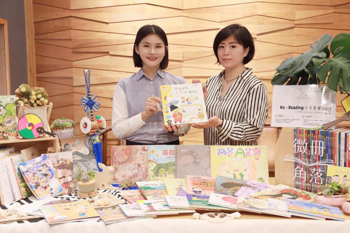韓國「Ko-reading 在韓愛書人的共享書櫃」創辦人之一的林惠玉（右）23日回到故鄉雲林，接受雲林縣文化觀光處長陳璧君（左）代表捐贈的一批書籍，盼讓雲林「微冊角落」書香遠傳海外。（雲林縣文觀處提供）