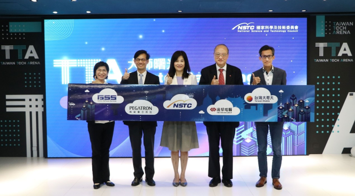 合影由左至右為叡揚資訊總經理胡瑞柔、和碩聯合科技資深副總經理黃中于、國科會處長許增如、凌群電腦總經理劉瑞隆、台灣大哥大副總經理王寶慶，攜手英國圖靈研究院(Alan Turing Institute)城市分析計畫副主任兼英國皇家地理學會定量方法研究主席Dr. Dani Arribas-Bel，深度探討智慧城市的人工智慧解決方案，並提供新創未來城市發展的商機路徑。