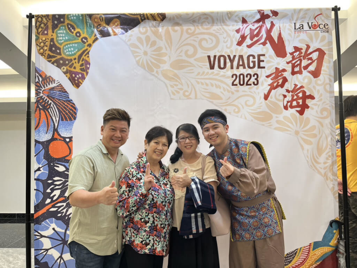 曾經留學台灣的愛韻合唱團男高音的周兆鴻（右）26日告訴中央社，他不僅要把大馬歌聲唱出海外，更要透過音符跳動的力量串聯與台灣的音樂饗宴。（周兆鴻提供）