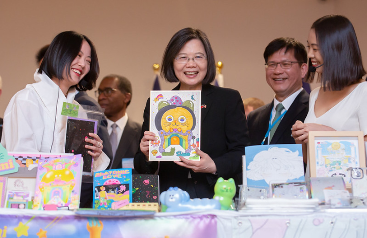 President Tsai meets Taiwanese illustrators A ee mi and Saitemiss at the TECO in New York.