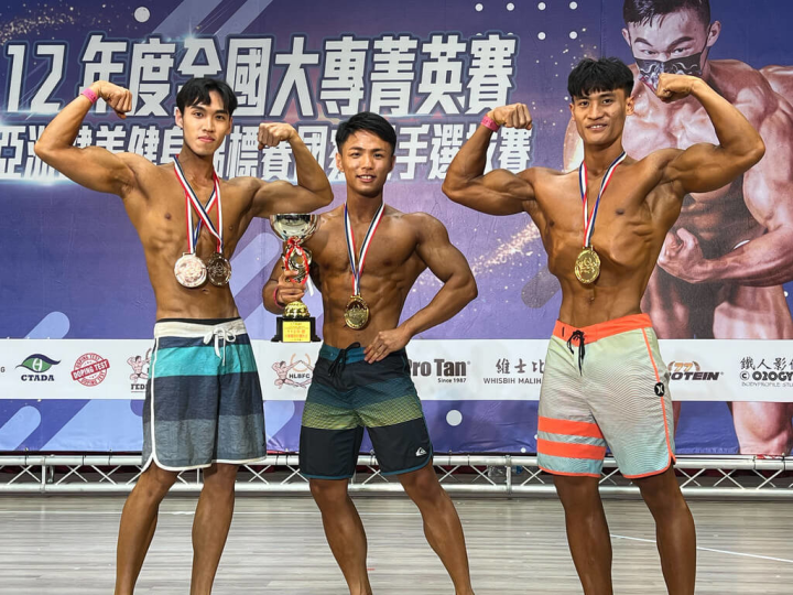 「全國大專菁英賽暨亞洲健美健身錦標賽國家選手選拔賽」9日順利在花蓮落幕，台東健美代表隊蘇柏綸（左起）、張桀睿、翁立嚴共拿下8金3銀1銅佳績，張桀睿並獲男子形體組全場總冠軍，3人開心合影。（台東縣體育會健美委員會提供）