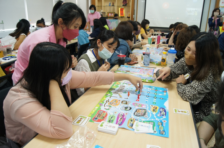 參訪人員正在玩育航幼兒園幼兒們設計的桌遊