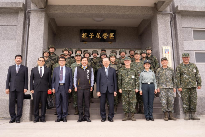 李棟樑日前前往慰問關指部官兵