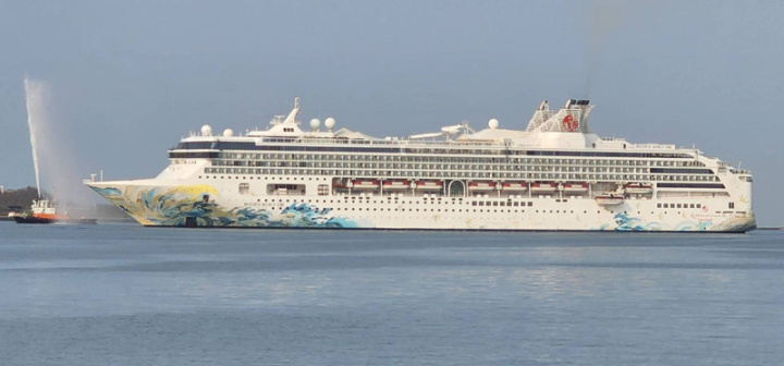  「名勝世界壹號」郵輪11日駛抵馬公外海，在近7時許由引水船引領噴水後錨泊馬公金龍頭港區。