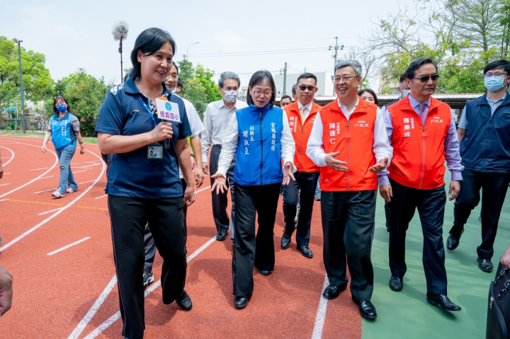 行政院長陳建仁視察雲林縣僑真國小廁所及操場改善情形