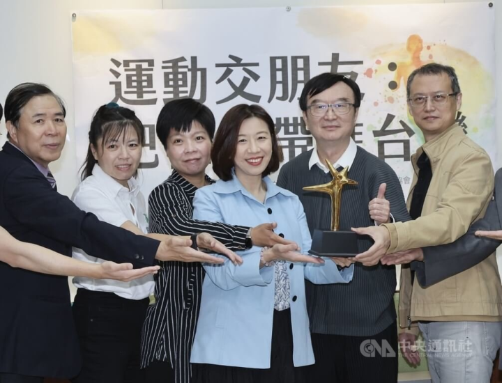 Democratic Progressive Party Legislator Lin Ching-yi (林靜怡, third right) and Taiwan Sport Forward Association Executive Director Liu Po-chun (劉柏君, fourth right) join others to exhibit the Women in Sports International Photo Awards trophy at Tuesday's press conference in Taipei. CNA photo April 11, 2023