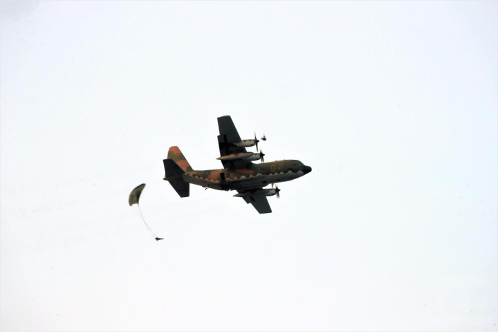 陸軍航空特戰指揮部空訓中心「特種地形跳傘訓練班」進行水域跳傘訓練。(青年日報記者孫建屏攝）