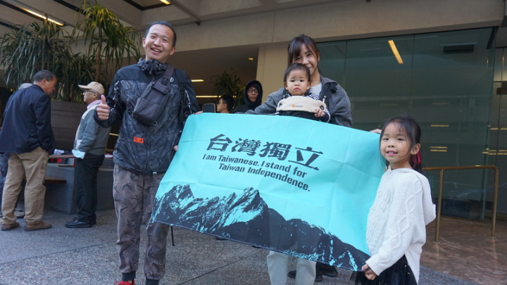 僑胞衛逸鳴（左）一家從聖地牙哥開車2小時到洛杉磯迎接蔡總統。