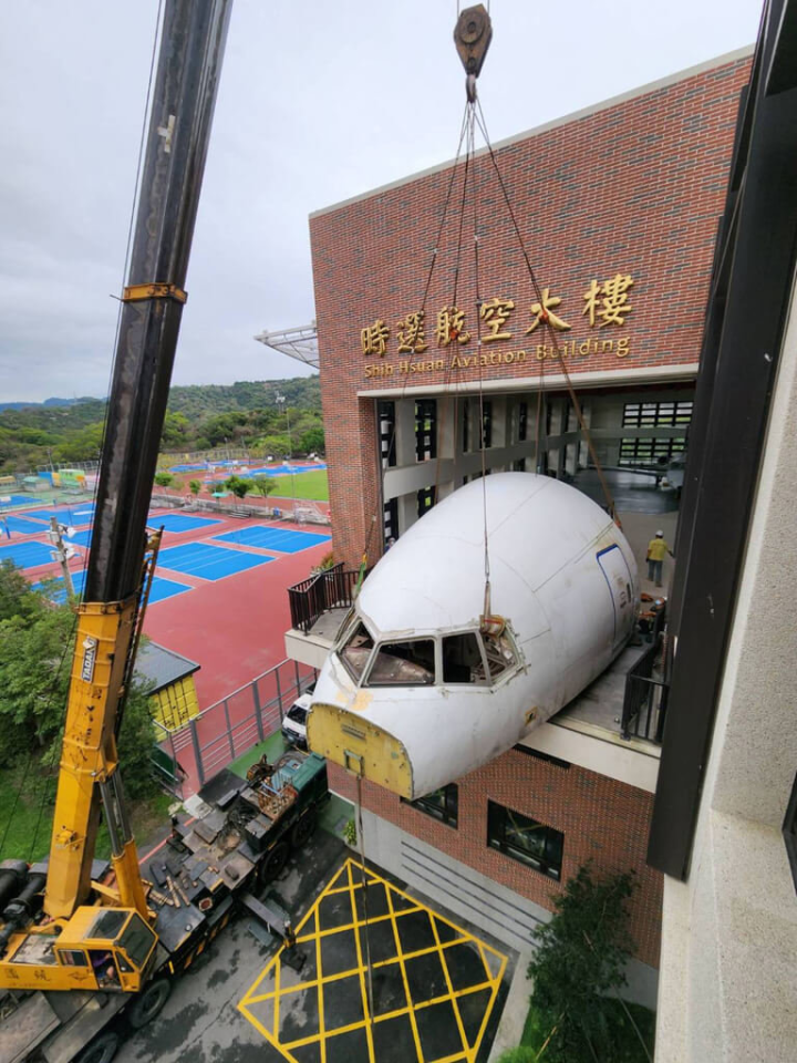 一架波音777客機2年前除役後在台灣拆解，日前機頭及客艙內設施被運進朝陽科技大學，將設置全台校園首見飛航情境模擬教室。（朝陽科大飛航系主任盧衍良提供）
