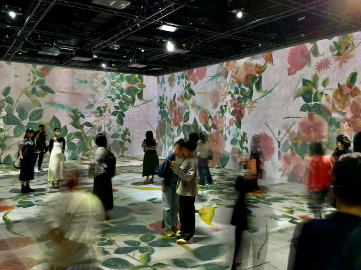 沉浸式展覽「在樹與花之間—花艷．花宴」以繪本「植物情人」出發，將平面繪畫轉為細緻動畫，並透過互動投影讓人有如置身繪本中，29日起在台北101大樓双融域展演。（双融域提供）