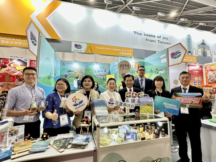 新加坡國際食品展25日登場，雲林縣長張麗善（前排左3）、花蓮縣長徐榛蔚（前排左4）到場推銷農產品，駐星代表梁國新（前排左5）也到場為業者打氣。