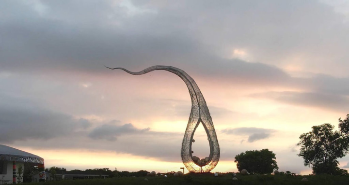 位於屏東新來義部落的藝術品「心之部落」，獲2023美國繆思設計大獎雕塑類設計銀獎肯定，呈現屏東原鄉的生命力。（屏東縣政府提供）