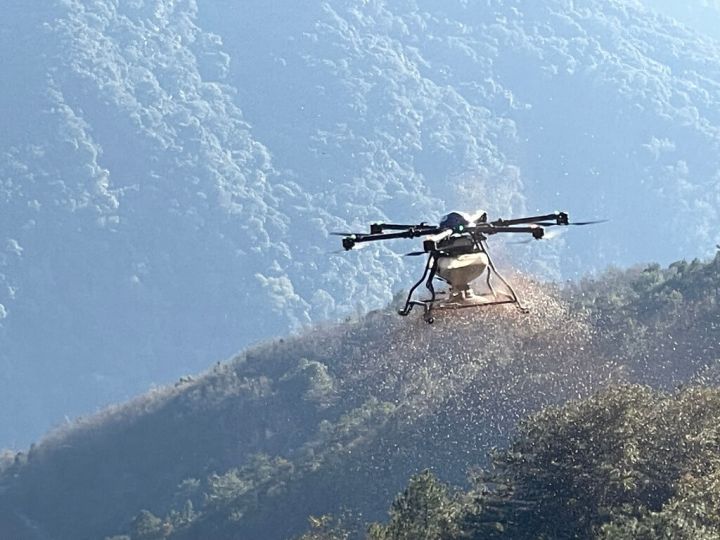 農業委員會南投林區管理處10日指出，中部地區3月降下春雨，南投林管處把握機會，在能高越嶺古道登山口附近崩塌地以無人機撒播台灣赤楊等木本種子，辦理復育造林作業。（南投林管處提供）