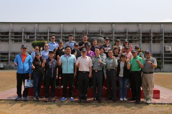 高雄市前鎮區公所參訪軍備局205廠，落實敦親睦鄰與全民國防理念。（軍備局205廠提供）