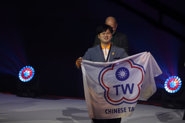 患自閉症的吳承樺今年在國際展能節獲工業電子職類金牌，代表台灣在國際舞台發光發熱。（吳承樺提供）