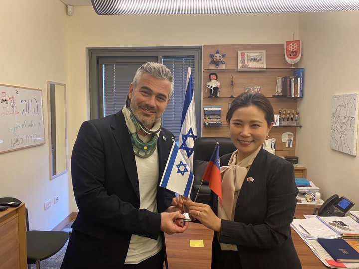 駐以色列代表李雅萍（右）20日前往耶路撒冷的國會大廈拜會未來黨籍國會議員杜柏斯基（Boaz Toporovsky），致贈台以國旗及胸章，歡迎他接任以色列友台小組主席。（駐以色列代表處提供）